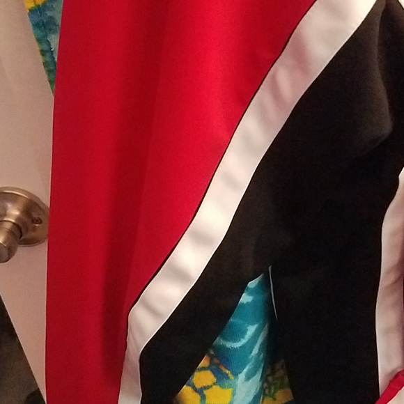 NWT Nike Air jacket in Red w/ Design on the Back - Picture 6 of 11